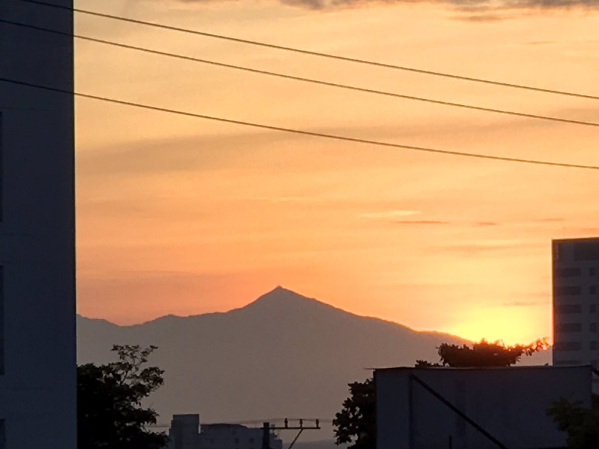 noticiasyabq's tweet photo. #HOY
Así se ve la Sierra Nevada de Santa Marta, desde el balcón de #RadioYa en Barranquilla.
Desafiante, imponente y multicolor. Asómese y aprecie su majestuosidad. https://t.co/GyNWvHOkiM
