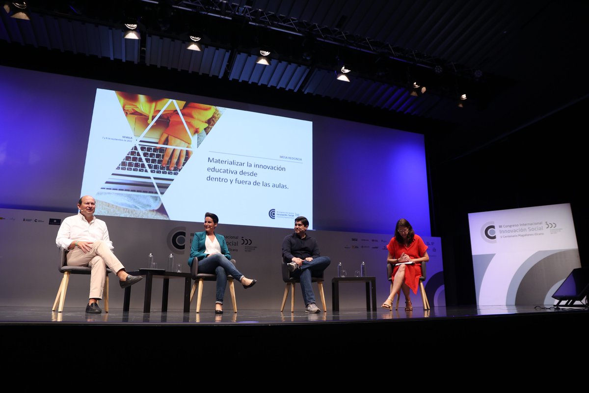 🌀 1ª mesa redonda de la jornada sobre cómo ‘Materializar la innovación educativa desde dentro y fuera de las aulas’ con <a href="/Luislopcat/">Luis López Catalán</a> (<a href="/unicef_es/">UNICEF España</a>), Miriam Reyes, (@cuentosvisuales) y <a href="/FernandoXierra/">Fernando Sierra</a> (<a href="/educa360_EdTech/">Educa360</a>). Moderada por Mercedes Pérez (<a href="/LoyolaAnd/">Universidad Loyola</a>).