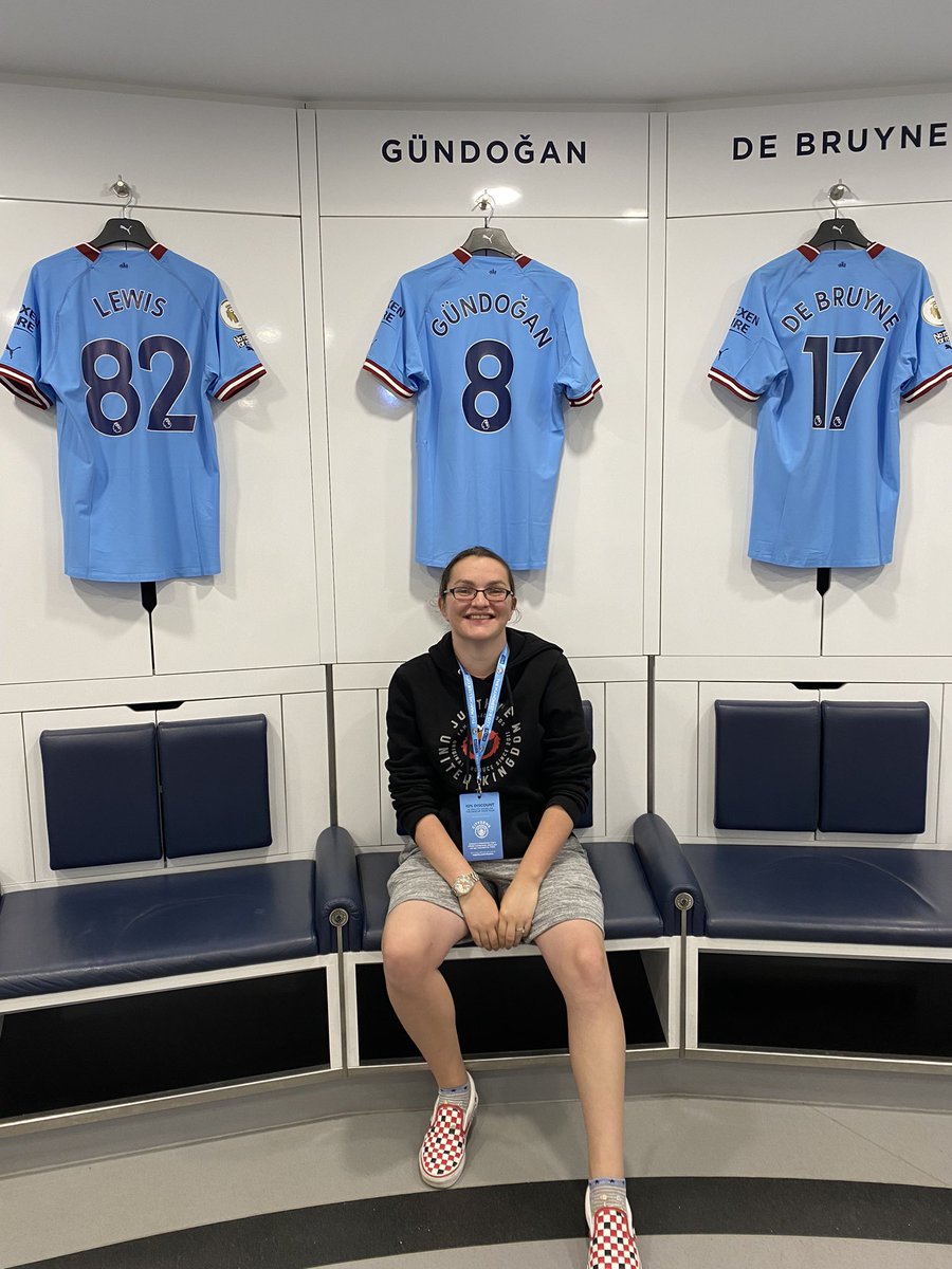 hayley_ashton1's tweet photo. Not a @ManCity fan in the slightest but the little football geek in me loved seeing @IlkayGuendogan shirt on the tour #FavePlayer 💙⚽️ https://t.co/JzBvjWMS0G
