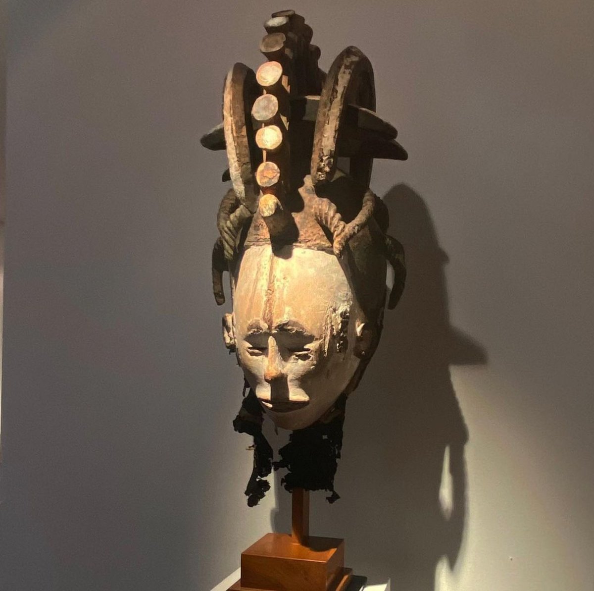 More pictures made during yesterday’s amazing opening!

The 21st edition of Parcours des Mondes continues today for its second day! We are open until 7pm!
-
#PDM2022 : Paris, Saint-Germain-des-Prés, 6-11 Sept.
<a href="/TribalArtMag/">Tribal Art magazine</a>