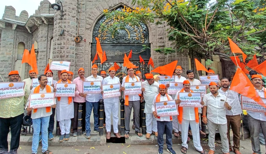 bgusofficial's tweet photo. Bhagyanagar #GaneshUtsav Samithi #Goshamahal Assembly #BGUS Office Bearers,Div Convenors, Members, Ganesh Pandals joined to show Unity in support of @BhagwanthDr  Ji,Gen Sec &amp; #BGUSHungerStrike to demand Govt to arrange for peaceful immersion of Lord Ganesh in Vinayak Sagar https://t.co/p0xhJ2bcNq