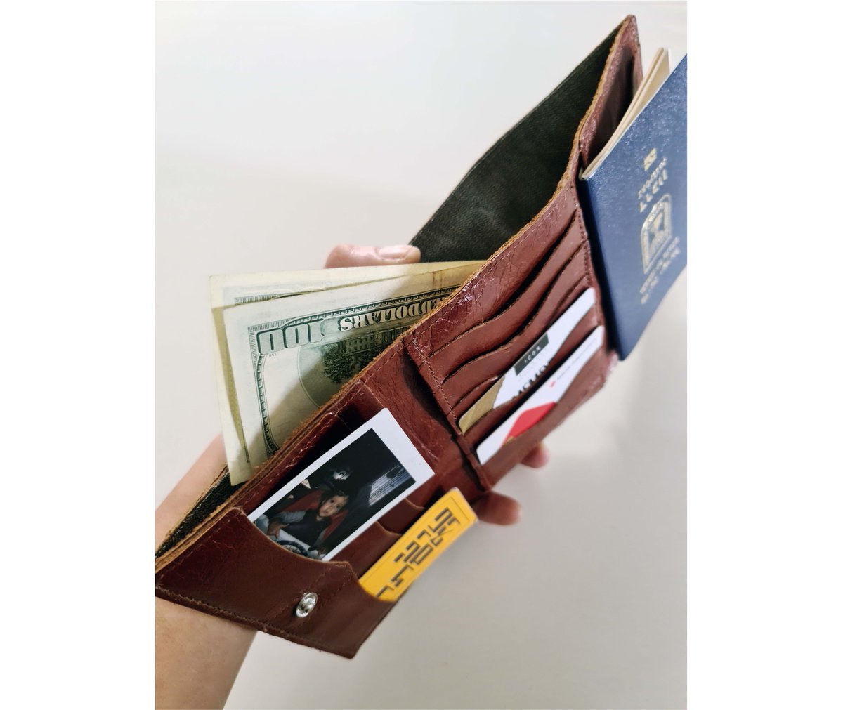 Judtlv's tweet photo. Looking for your new main #wallet?
One to travel with? that has a zip compartment, that can take your passport? and that can have all your membership cards? yet #nottoobig?
25% off + #FreeShipping - #unisex alarm!
https://t.co/amc601BvAL via @Etsy https://t.co/JPyg2U3SH2
