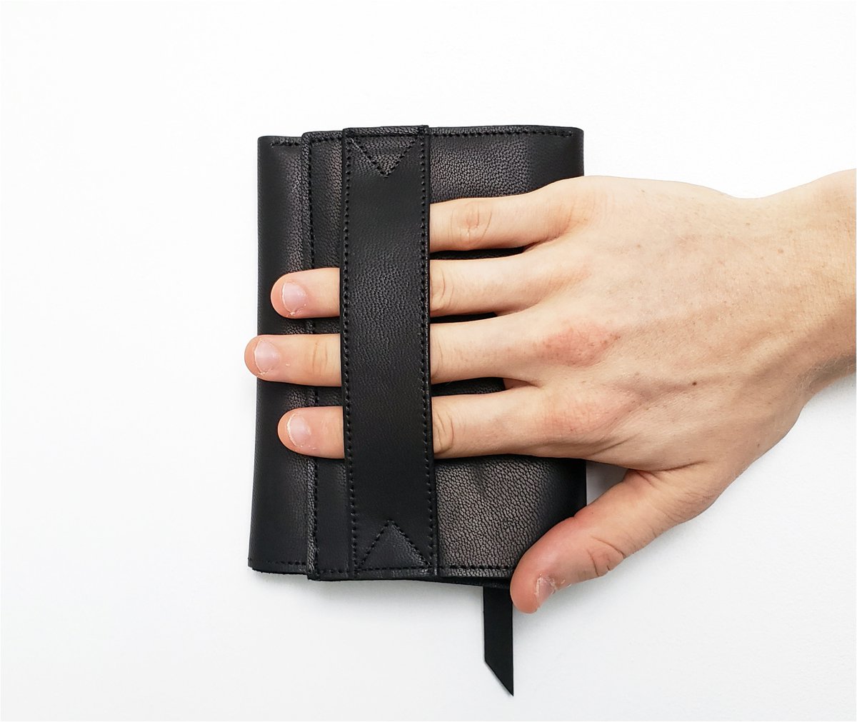 Judtlv's tweet photo. Looking for your new main #wallet?
One to travel with? that has a zip compartment, that can take your passport? and that can have all your membership cards? yet #nottoobig?
25% off + #FreeShipping - #unisex alarm!
https://t.co/amc601BvAL via @Etsy https://t.co/JPyg2U3SH2