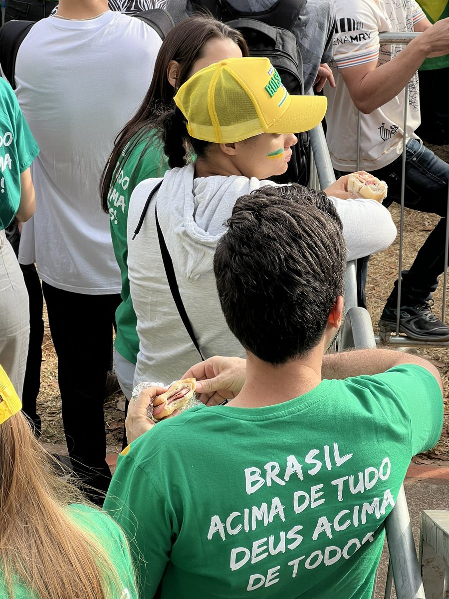 Ricardo_Abreu_'s tweet photo. Apoiadores do presidente Jair Bolsonaro se alimentam antes do desfile de 7 de setembro. No cardápio, pão com mortadela. https://t.co/zNd7iFAeBY