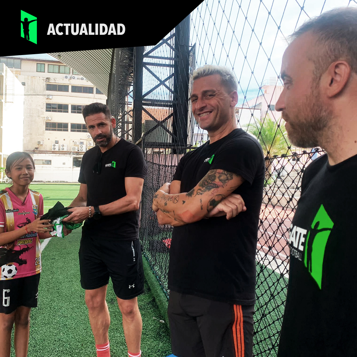GateforChildren's tweet photo. 📸Our technical and management team trains with the boys and girls in #Thailand (#Phuket)!
🤝The training has also had the participation of our co-founders, @Keko_Martinez and Juan Povedano, and the Director of Gate, Nacho Maestre.
#GateOfFootball #Foundation #Childhood https://t.co/F2eRWiyGMH