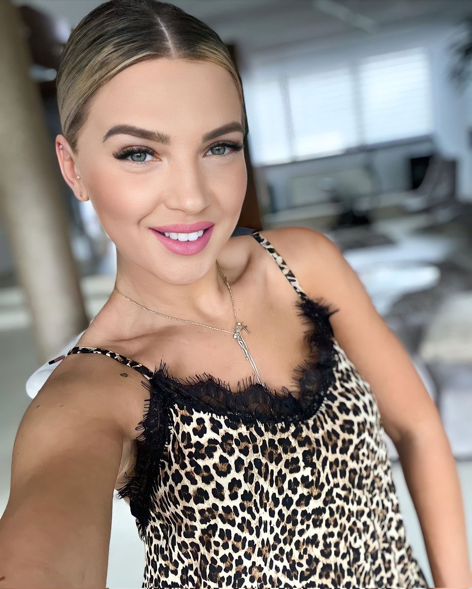 ROMANA_INFs's tweet photo. The Shining Female Romanian Fitness Trainer And Nutritionist
'Corina Craioveanu'
❤️💛💙🇹🇩❤️💛💙 👱‍♀️🏋‍♂️
#Romana #Romania #Romanian #Ro
#Europe #European #EuropeanModel #EuropeanWoman #EuropeanStar
#Romanians #RomanianStar #Fitness #Trainer #Nutritionist
#RomanianCelebrities #Love https://t.co/yQrntf56P7