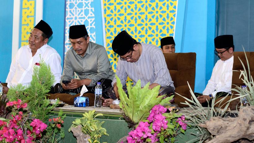 queen_alfalah's tweet photo. Tidak akan diketahui kemuliyaan seseorang, kecuali oleh orang yang memiliki kemuliyaan #silaturrahmialumnialfalah #tapalkuda #walisongositubondo https://t.co/LGg8KhW0pt