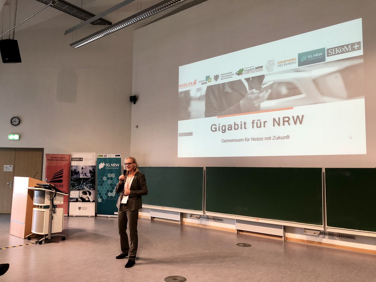 Competence Center 5G.NRW (@5g_nrw) on Twitter photo Volles Haus bei Gigabit für NRW 👏 Wolfgang Heer <a href="/Buglas_eV/">BUGLAS</a> und Rektorin <a href="/BirgittaWolff/">Birgitta Wolff</a> der <a href="/Uni_Wuppertal/">Bergische Universität Wuppertal</a> haben die Teilnehmenden begrüßt und das Gugabitbüro des Bundes ist mit dem Info-Mobil vor Ort. Volles Haus bei Gigabit für NRW 👏 Wolfgang Heer <a href="/Buglas_eV/">BUGLAS</a> und Rektorin <a href="/BirgittaWolff/">Birgitta Wolff</a> der <a href="/Uni_Wuppertal/">Bergische Universität Wuppertal</a> haben die Teilnehmenden begrüßt und das Gugabitbüro des Bundes ist mit dem Info-Mobil vor Ort.