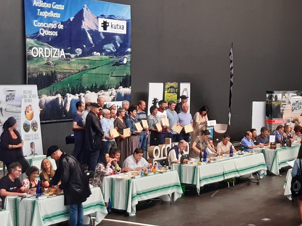 Amaia Jimenez (@amaiajimenez55) on Twitter photo Jakitera eman dituzte Ordiziako gazta txapelketako hamalau finalistak. Gipuzkoarrak dira gehiengoak, zazpi hain zuzen. Hiru dira nafarrak, hiru arabakoak, eta gazta bakarra da bizkaitarra.
Geroz eta gutxiago geratzen da gazta irabazlea zein den jakiteko
<a href="/berria/">Berria.eus</a> Jakitera eman dituzte Ordiziako gazta txapelketako hamalau finalistak. Gipuzkoarrak dira gehiengoak, zazpi hain zuzen. Hiru dira nafarrak, hiru arabakoak, eta gazta bakarra da bizkaitarra.
Geroz eta gutxiago geratzen da gazta irabazlea zein den jakiteko
<a href="/berria/">Berria.eus</a>