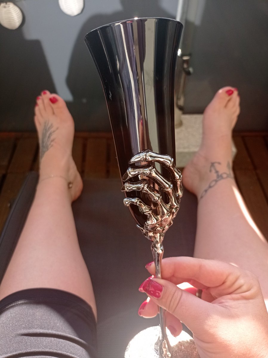 MistressLuisa1's tweet photo. Ein Prost auf 100 Follower 🎉
Bei 150 gibt's eine Überraschung für euch. Bis dahin könnt ihr mir anständig mit Amazon Gutscheinen gratulieren 💸
#findom #femdom #geldherrin #paypig #zahlsklave #bdsm #realesession #cashandgo https://t.co/2V2TN2jHto