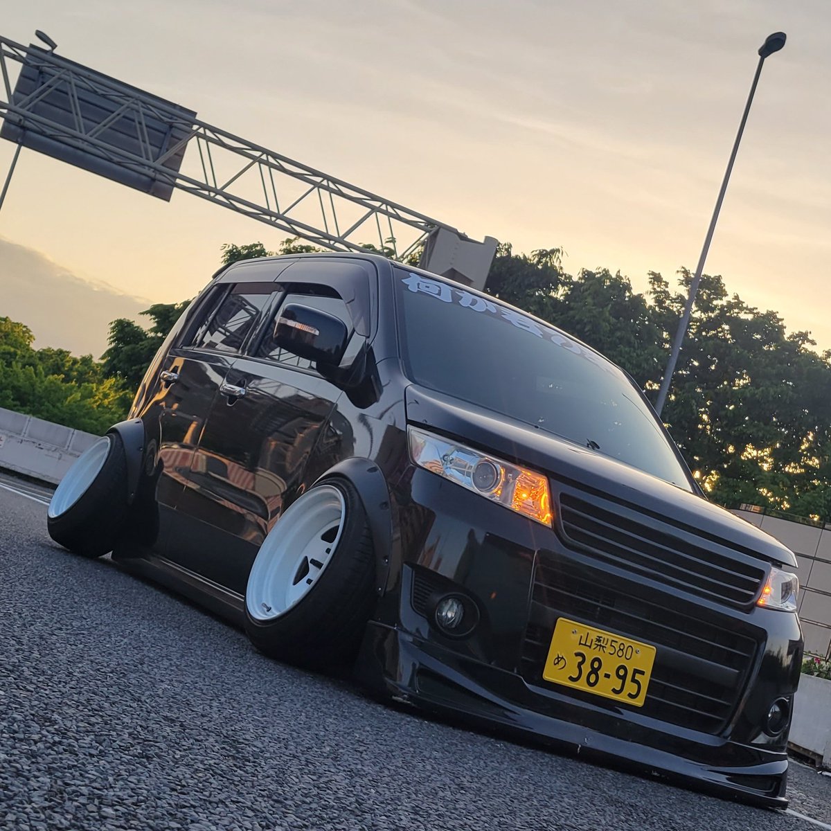 Bt01101's tweet photo. 何を見上げた街路樹達 https://t.co/5FvNgVIyL0