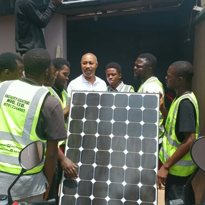 KIkuenomore's tweet photo. High Energy cost increasing daily globally, I am delighted with these young undergraduates and unemployed graduates at FCNL Training Centre.#solartrainings 
#Africayouth #solarinstallation #renewableenergy #fcnlbrands https://t.co/RplWxgYaGN