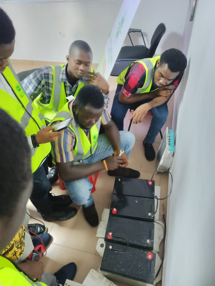 KIkuenomore's tweet photo. High Energy cost increasing daily globally, I am delighted with these young undergraduates and unemployed graduates at FCNL Training Centre.#solartrainings 
#Africayouth #solarinstallation #renewableenergy #fcnlbrands https://t.co/RplWxgYaGN