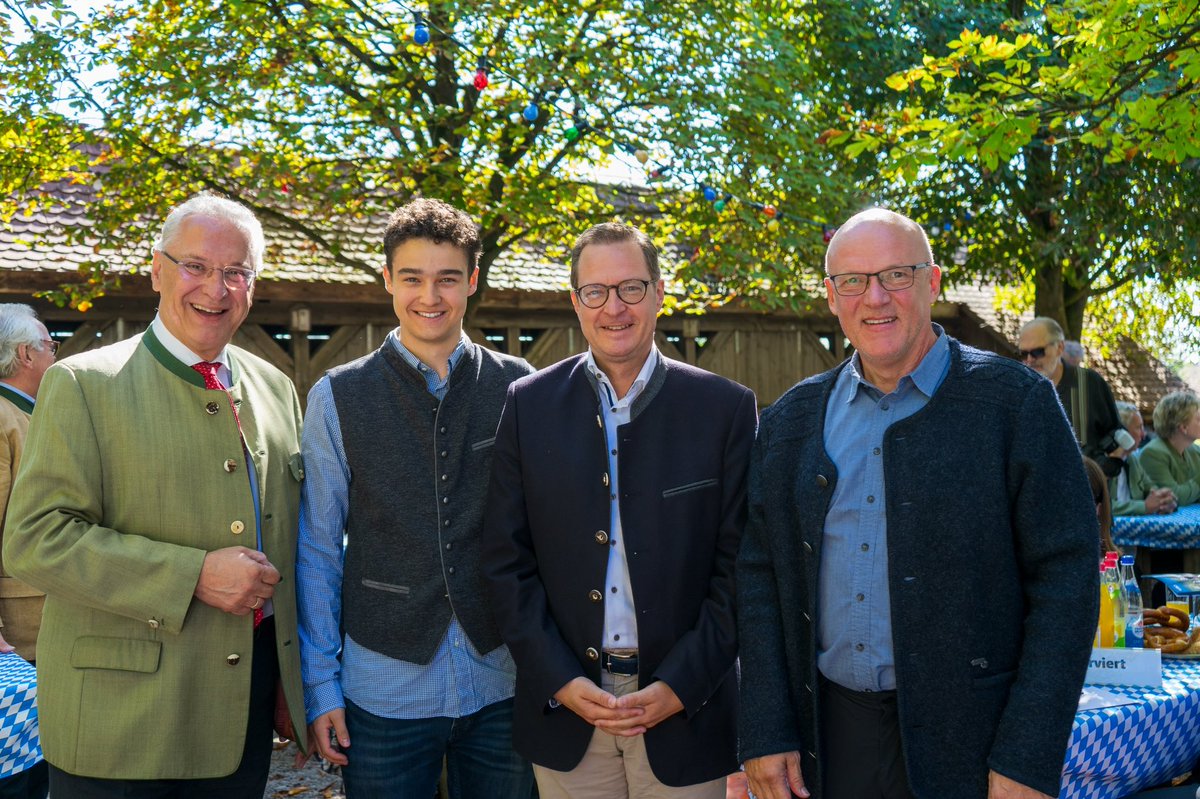 StuermerKai's tweet photo. Letzten Sonntag fand der traditionelle Frühschoppen der CSU Erlangen im Kosbacher Stadl statt. Dieses Jahr durften wir den neuen Generalsekretär Dr. Martin Huber begrüßen.
#csu #csuerlangen #joachimherrmann #csuerlangenost #martinhuber https://t.co/GP2BVQNvEq