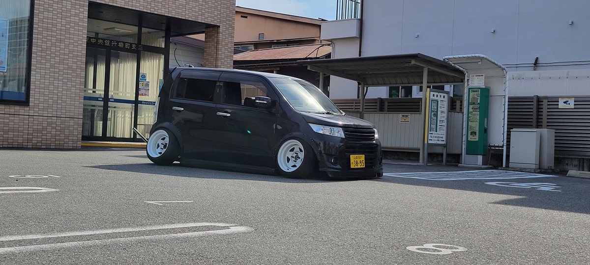 Bt01101's tweet photo. 何を見上げた街路樹達 https://t.co/5FvNgVIyL0