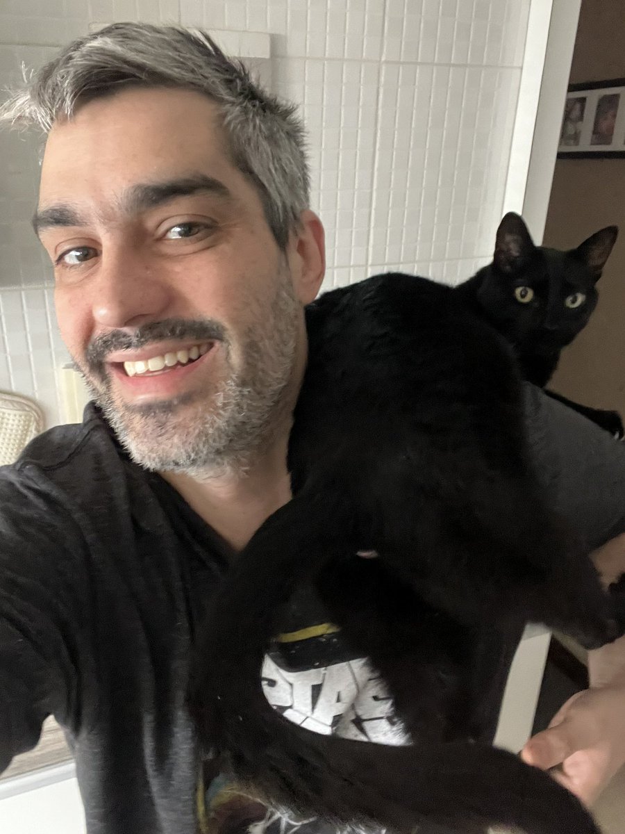 diogo_oldskull's tweet photo. #ParrotCat strikes again! Good morning folks! https://t.co/U7j66Umuus