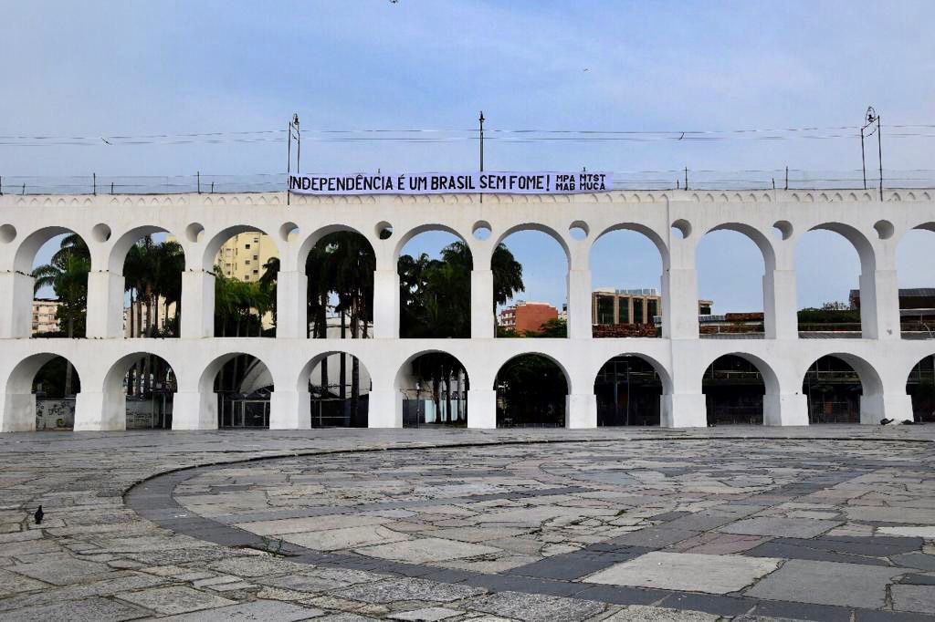 ✊🏾🇧🇷 #7DeSetembro  | Independência é um Brasil sem fome

No dia 7 de setembro, marco dos 200 anos da Independência do Brasil, MPA, <a href="/MAB_Brasil/">MAB</a>, <a href="/mtst/">MTST</a> e Movimento Unido dos Camelôs (MUCA) hastearam faixa nos Arcos da Lapa em denúncia pelos 33 milhões de pessoas com fome no Brasil.