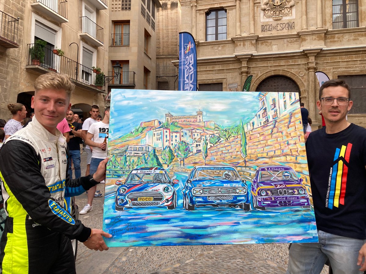 EPIC_RW's tweet photo. ¡Todavía podemos sentir desde aquí el calor de toda esa afición en #Alcañiz y @AragonMotorLand! 

¡Alguno se llevó algo más.... nada menos que un cuadro con tres grandes generaciones en él!🖌️🎨 ¡Menuda pasada esta obra del artista alcañizano #IgnacioPerez

#RacingWeekendMemories https://t.co/xweOOGVezV