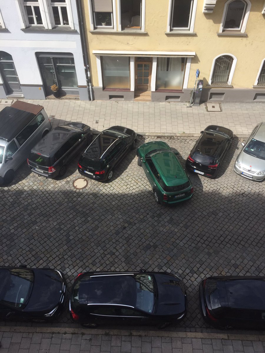 schubertandi's tweet image. Endlich mal einer, der richtig herum parkt. 🤣