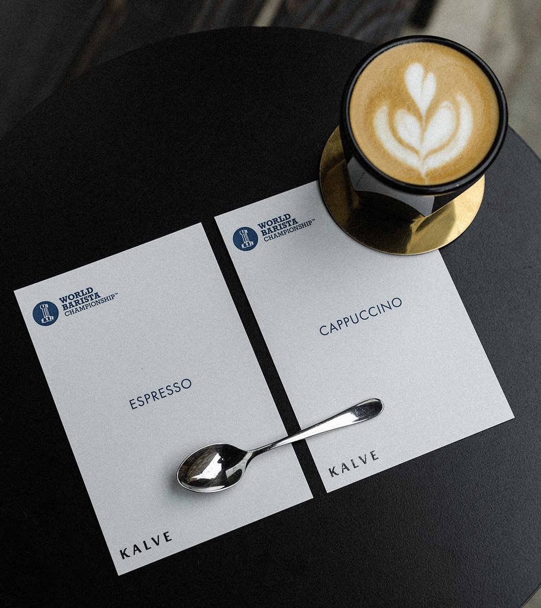 Nāc ciemos uz KALVE Espresso Rooms Rīgā (Stabu 38 un Baznīcas 13) un nobaudi "World Barista Championship" līmeņa kafiju – Salvadora, Los Pireneos, SL28 anaerobā dabiskā pārstrāde –, kas šosezon 63 kg apjomā eksluzīvi pieejama tikai 3 grauzdētavām pasaulē!