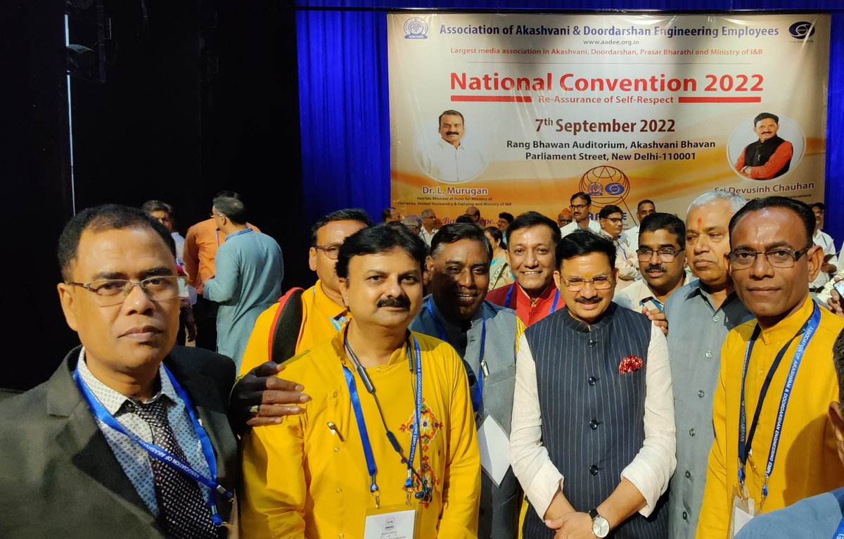 CHINTANSJANI's tweet photo. आकाशवाणी के अभियंता से लेकर केंद्रीय संचारमंत्री बनने की सफल पुरुषार्थ-यात्रा में सबसे प्रेरणादायी है: #आपका_मानवीय_अभिगम जिसके कारण आज भी आप हमारे हृदय में विराजमान हैं। आपके इसी स्नेह और आशीर्वाद के सदैव अभिलाषी रहेंगे।
#धन्यवाद माननीय देवुसिंहजी।🙏💐🙏 https://t.co/YLYNZcLJxx