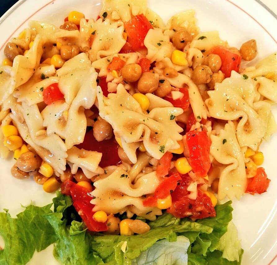 cde15_75015's tweet photo. Il est fort ce pois chiche ! Riche en protéines, en fibres, en minéraux et en vitamines, il apporte toutes ses vertus dans la grande salade d'aujourd'hui. En savoir plus sur " les légumineuses passent à table " : https://t.co/oPDZxtzSOi #paris15 #légumineuses #cantine15 https://t.co/oPAJVBtXRt