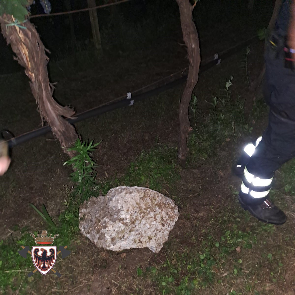fedvvfvoltn's tweet photo. 🚨Una frana si è staccata ieri, verso le 19:30, a Dro lungo la strada dei Molinei. I #vvfDro hanno rimosso il materiale e messo in sicurezza l'area. Questa mattina il sopralluogo aereo: la situazione è sotto controllo. Individuato il punto dal quale si è originato il distacco. https://t.co/mPCp5XH6QI