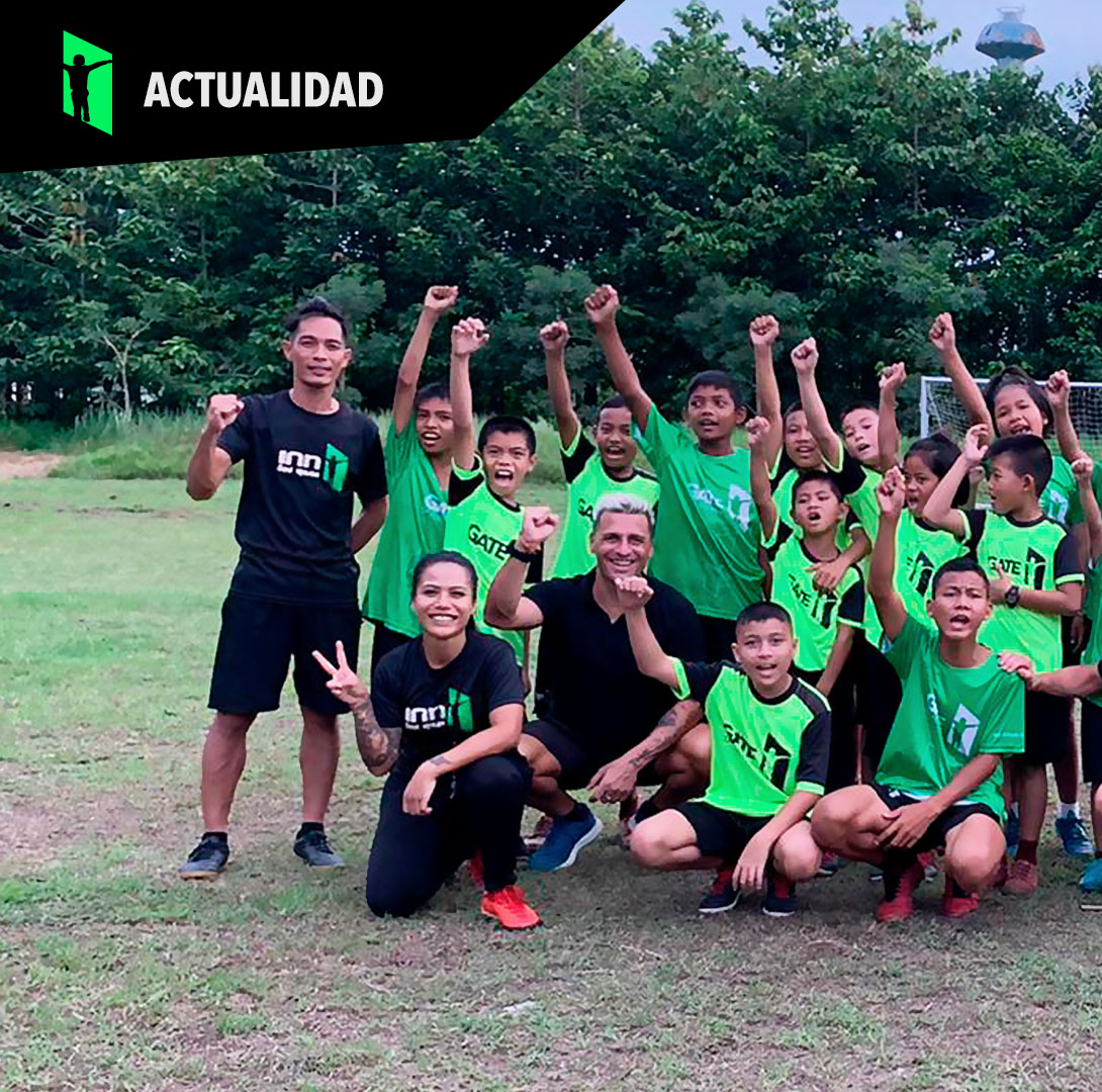 GateforChildren's tweet photo. 📸 ¡Nuestros técnicos y directivos entrenan con los niños y niñas en #Tailandia (#Phuket)!
🤝El entrenamiento ha contado con la participación de nuestros cofundadores, @Keko_Martinez y Juan Povedano, y el Director de Gate, Nacho Maestre.
#GateOfFootball #Fundación #Infancia https://t.co/EVLDjdUJtU