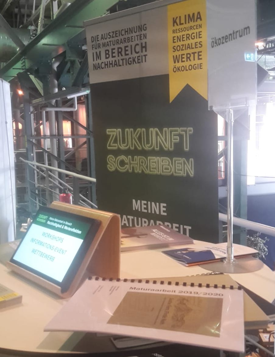 Oekozentrum's tweet photo. Mit "Zukunft schreiben" sind wir heute an der Maturierendenmesse in Zürich. Bist du auch da? Komm vorbei!

#maturierendenmesse #zürich #maturarbeit #wettbewerb #workshop https://t.co/xwWHxZl2JK