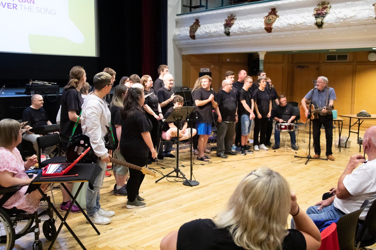 Canfodygan's tweet photo. A very special day with the Canfod y Gân crew last Friday in Neuadd Dwyfor!
All three groups came together to perform together for the first time - it was our pleasure to welcome a new honorary member for our last two songs 🏴󠁧󠁢󠁷󠁬󠁳󠁿

@Spiritof2012  @CyngorGwynedd https://t.co/WTGNJGVzHN