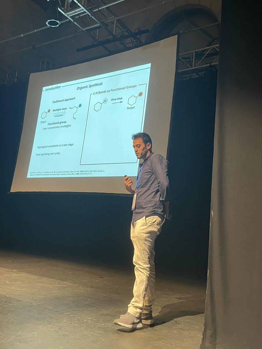 The last speaker of the morning is @palone_andrea (@QBIScat_UdG, @IQCCUdG, @univgirona). He presents his research on enantioselective C-H hydroxylation. #ADHOC2022