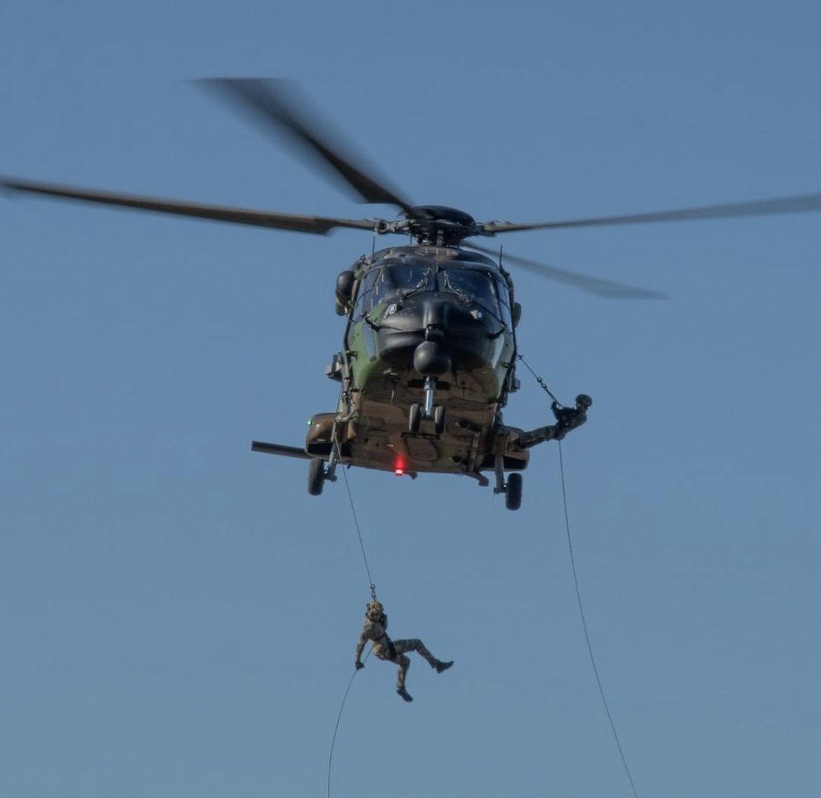 AllaisF's tweet image. 🇫🇷 Entraînement conjoint du 5eRHC avec le #1errhp et #35erap
© le rappel et la corde lisse sur CAÏMAN à Ger.                            ——————📷© Cc1 Jérôme C 👉5e _rhc