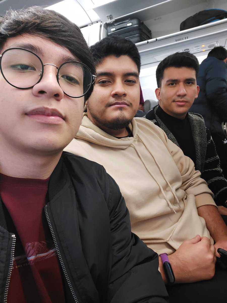 PiqueosLoL's tweet image. Allá vamos Méxicooooooooo🤠🥴 @letone1lol @cevichelol1 
Psdt: Los demás están en otra fila:(