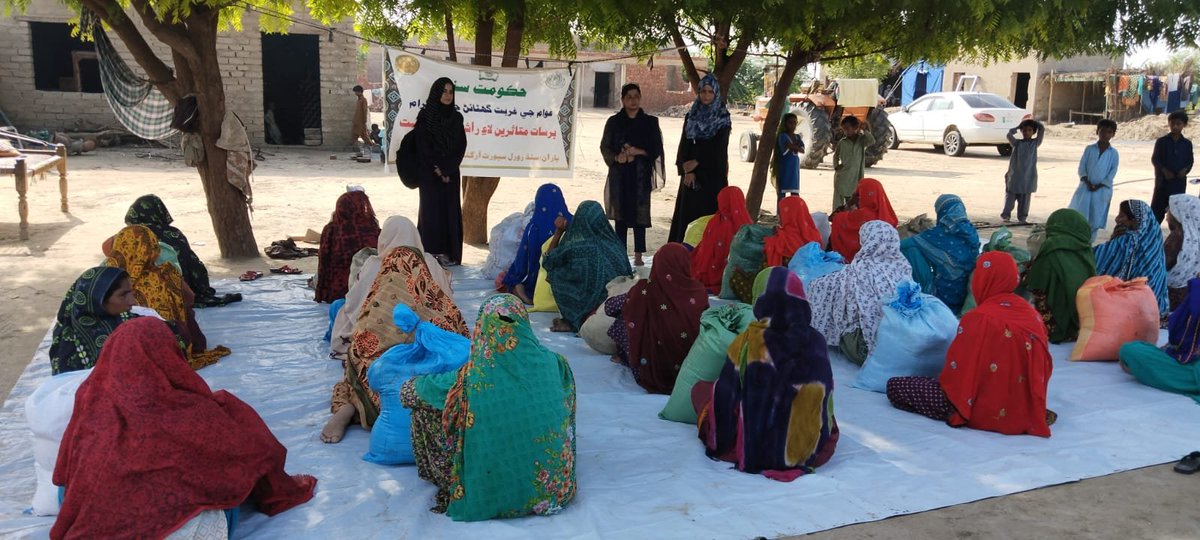SRSO_Official's tweet photo. Help someone, not for the reward, but for the sake of saving a life. SRSO Sukkur Office distributed 1️⃣0️⃣0️⃣Ration Bags to flood affected families of Uc Tarai, Lal jurio,Khabri Bhit & Wass in Taluka Salehpat & Dist Sukkur. #SRSOfloodrelief #savelives #PakistanFloods2022 #hope4life https://t.co/sYd1KWBqpd