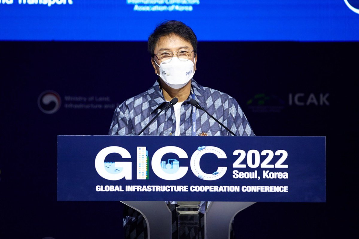 SMTrueThailand's tweet photo. Executive producer #LEESOOMAN กล่าวสุนทรพจน์หัวข้อ ‘อนาคตของ K-Construction’ ในงาน #GICC

“ผมหวังว่า การก่อสร้างระบบนิเวศใหม่ที่ซึ่งมีมนุษยธรรมที่มนุษยชาติใฝ่ฝัน จะบรรลุผลสำเร็จ อีกทั้งผมยังหวังว่า เกาหลีใต้จะร่วมเป็นพาร์ทเนอร์ในการบรรลุความยั่งยืนของโลก”

https://t.co/my8erPg0Ia https://t.co/n3WK6ACok8