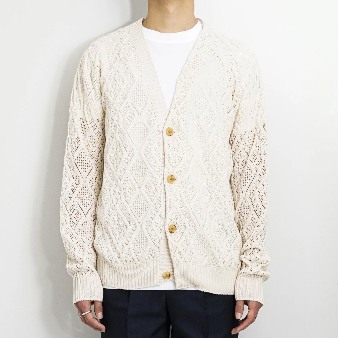 Licca_28's tweet image. 【#佐藤健 さんファッション】
  \🚩9/7更新 YouTube /

本日公開のカレンダーメイキング動画で佐藤健さんが着用🆕

レース編みのコットンカーディガン
ブランドは &quot;NOBUYUKI MATSUI&quot;✨

🔽詳細はこちら
fashion-express.hatenablog.jp/entry/satohtak…
#佐藤健YouTube #佐藤健カレンダー 
#TRAVELOGUECALENDAR #Origin