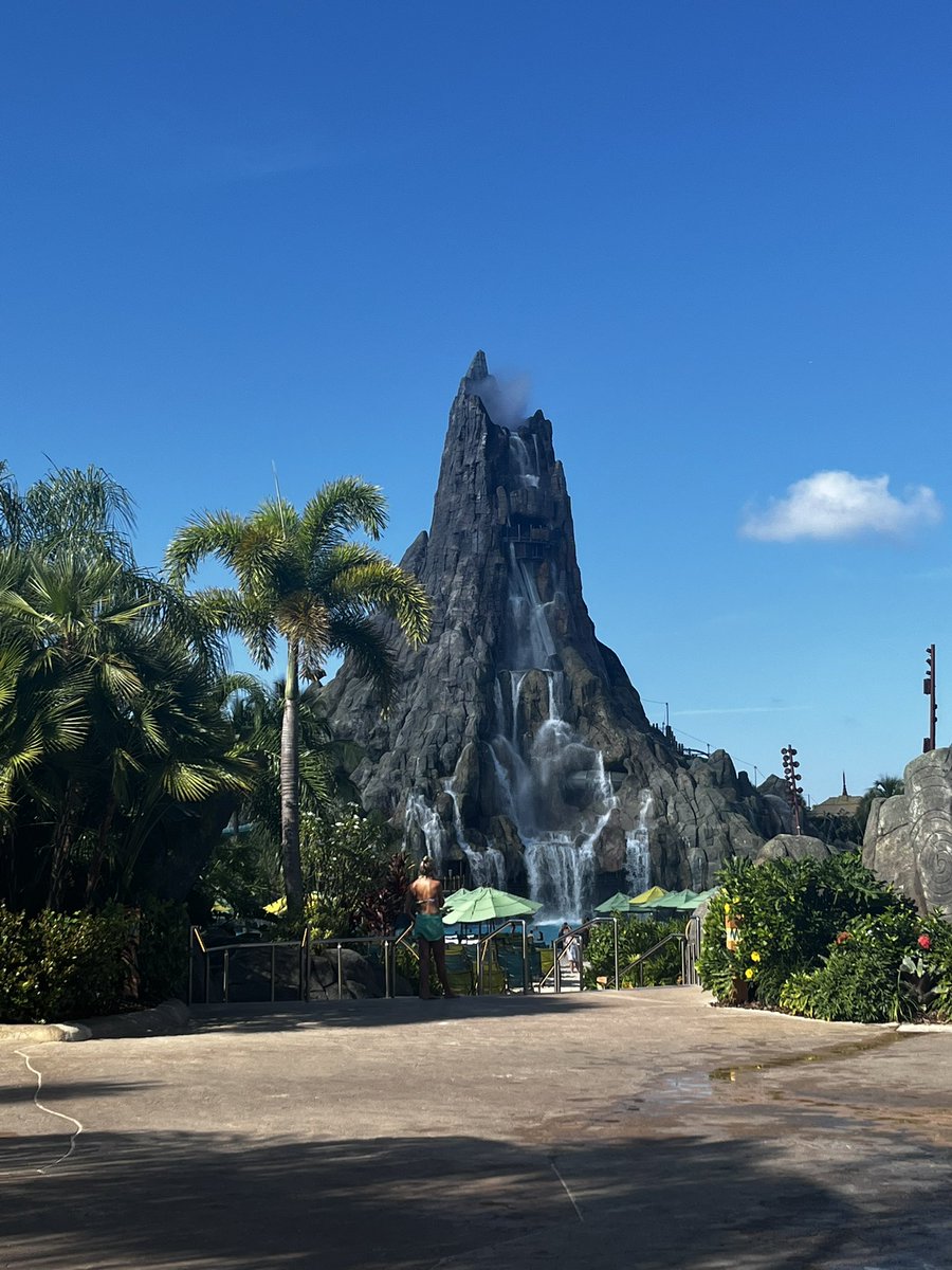 LooRiley's tweet photo. I have been personally victimised by the sun at Volcano Bay. Re-apply your sun screen kids. 🥵🫠 https://t.co/3Zl6OsAcl9