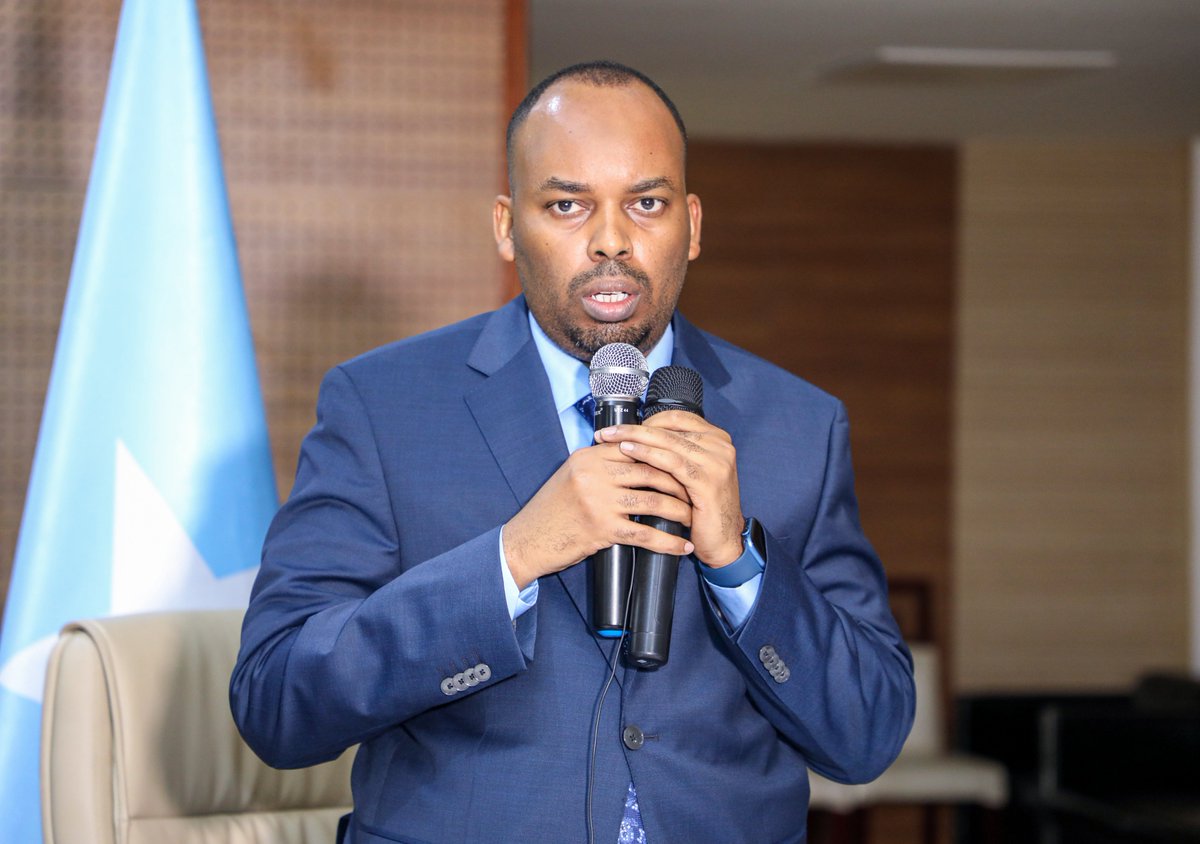 MoIFARSomalia's tweet image. The State Minister of Interior, Federal Affairs and Reconciliation His Excellency @IlyasAliHassan today opened a consultation meeting on the National Local Governments Institute Act. With participation from the FGS, FMS, BRA and JPLG actors. 

#JPLG #LocalGovernance