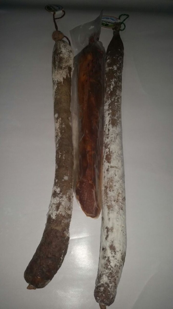 Os traemos nuestro lote nº6 de nuestros productos 😊:
- Salchichón ibérico de carne ibérica de bellota, embutido en tripa natural.
– Chorizo ibérico de carne ibérica de bellota, embutido en tripa natural.
– Lomo Cebo de Campo ibérico embuchado (50% Raza Ibérica)
☎️📲 958 501 780.