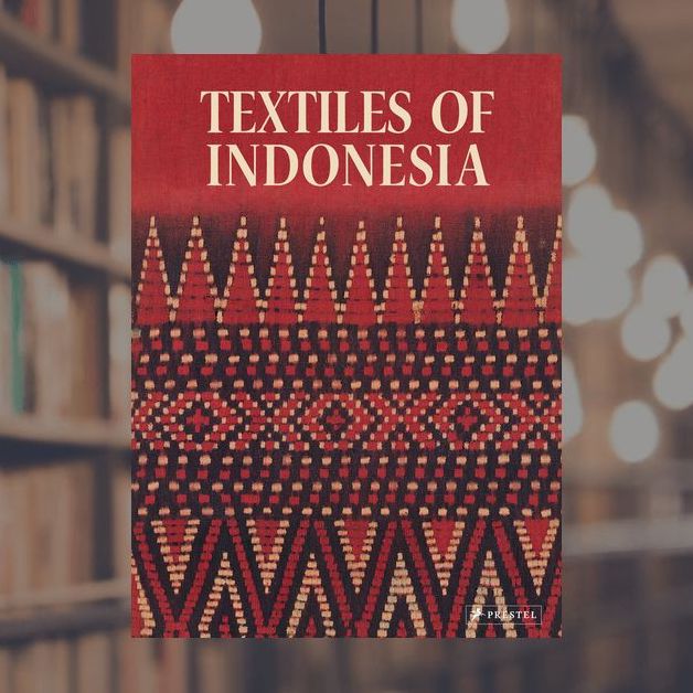 It’s today!

Thomas Murray will sign his latest book, “Textiles of Indonesia”, today at 5pm, at the Info center situated 8 bis, rue Jacques Callot.
-
#PDM2022 : Paris, Saint-Germain-des-Près, 6-11 Sept.
-
<a href="/TribalArtMag/">Tribal Art magazine</a>