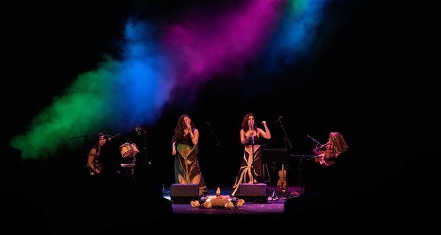 El grupo femenino Caracolas actuará este viernes a las 20.00 horas, en el Convento de Santo Domingo de #Teguise 👏🏻 Prometen una noche de folk y pop retomando la temporada cultural de la Casa-Museo del Timple ✅