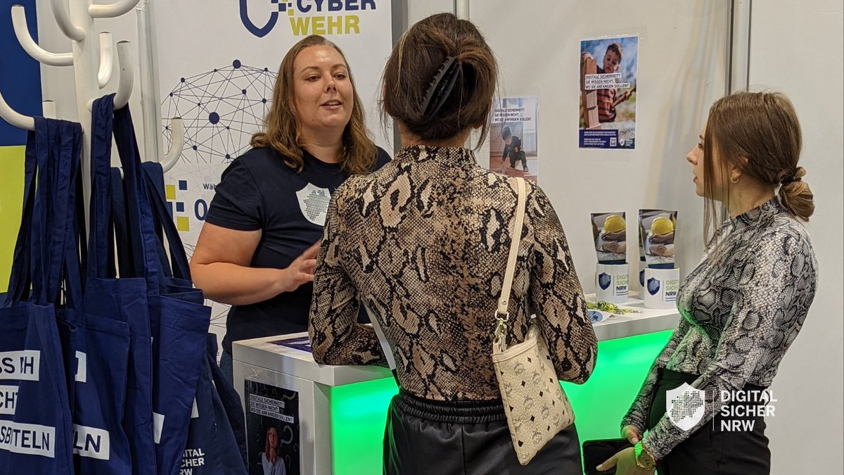DigitalSicher's tweet photo. Tag 2 auf der SHK ESSEN 2022: Wir zeigen allen Interessierten wie sie in wenigen Schritten die eigene digitale Sicherheit erhöhen können. Treffen Sie uns in Halle 2 am Stand 2B13!
#shkessen #digitalsicher #nrw #messe https://t.co/J8reN9Zfrh