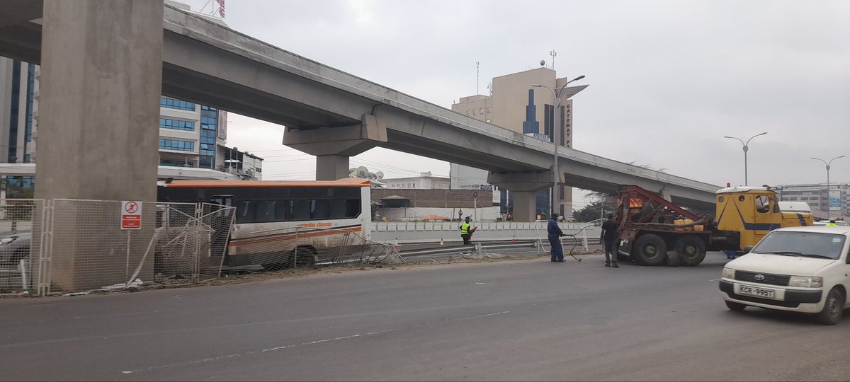 GalleryKhately's tweet photo. @Ma3Route The traffic on msa rd is brought to you courtesy of the accident opposite DTB center. https://t.co/EJmTPhYNsW
