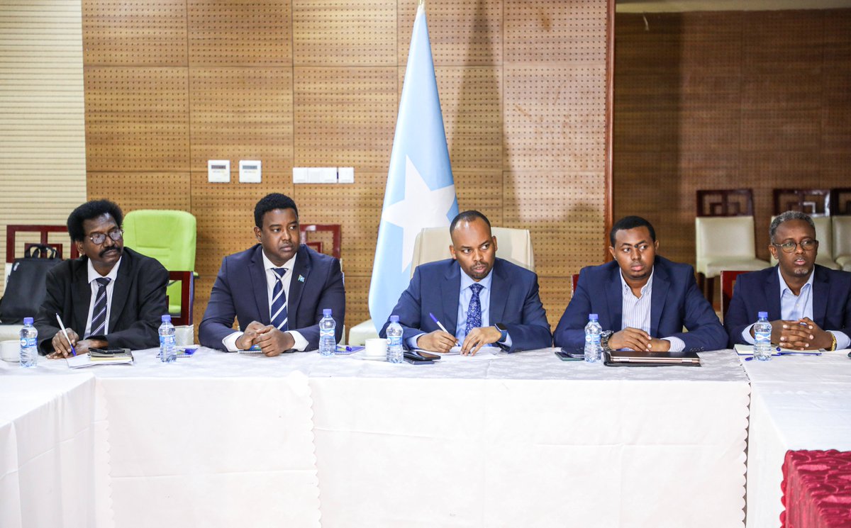 MoIFARSomalia's tweet image. The State Minister of Interior, Federal Affairs and Reconciliation His Excellency @IlyasAliHassan today opened a consultation meeting on the National Local Governments Institute Act. With participation from the FGS, FMS, BRA and JPLG actors. 

#JPLG #LocalGovernance