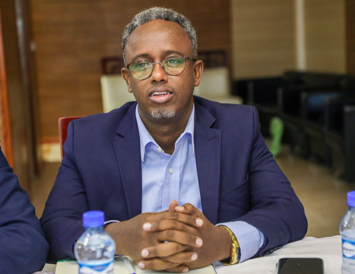 MoIFARSomalia's tweet image. The State Minister of Interior, Federal Affairs and Reconciliation His Excellency @IlyasAliHassan today opened a consultation meeting on the National Local Governments Institute Act. With participation from the FGS, FMS, BRA and JPLG actors. 

#JPLG #LocalGovernance