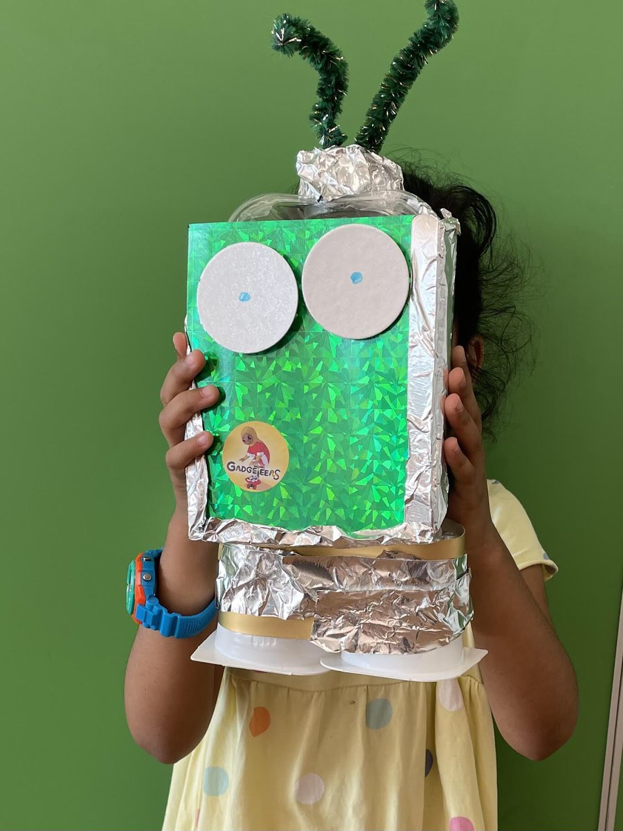 <a href="/lydiameiying/">Lydia Meiying</a> delivered a cracking #Gadgeteers craft session at Longsight library, making robots from household waste. Not only that but she took some truly beautiful photos of the session which I will share today and tomorrow. I love these so much. <a href="/readingagency/">The Reading Agency</a>