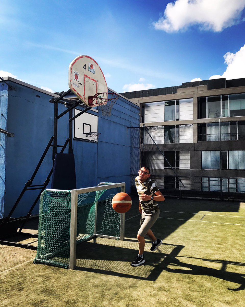 Ihr habt Interesse an Basketball? Die momentan stattfindende <a href="/eurobasket/">FIBA EuroBasket</a> motiviert Euch? Dann kommt zu uns ins Museum, wir haben für einige Tage noch zwei Basketballkörbe zusätzlich bekommen und auf dem Dach aufgestellt.
#sportmuseum #inköllezehus #museenköln #eurobasket