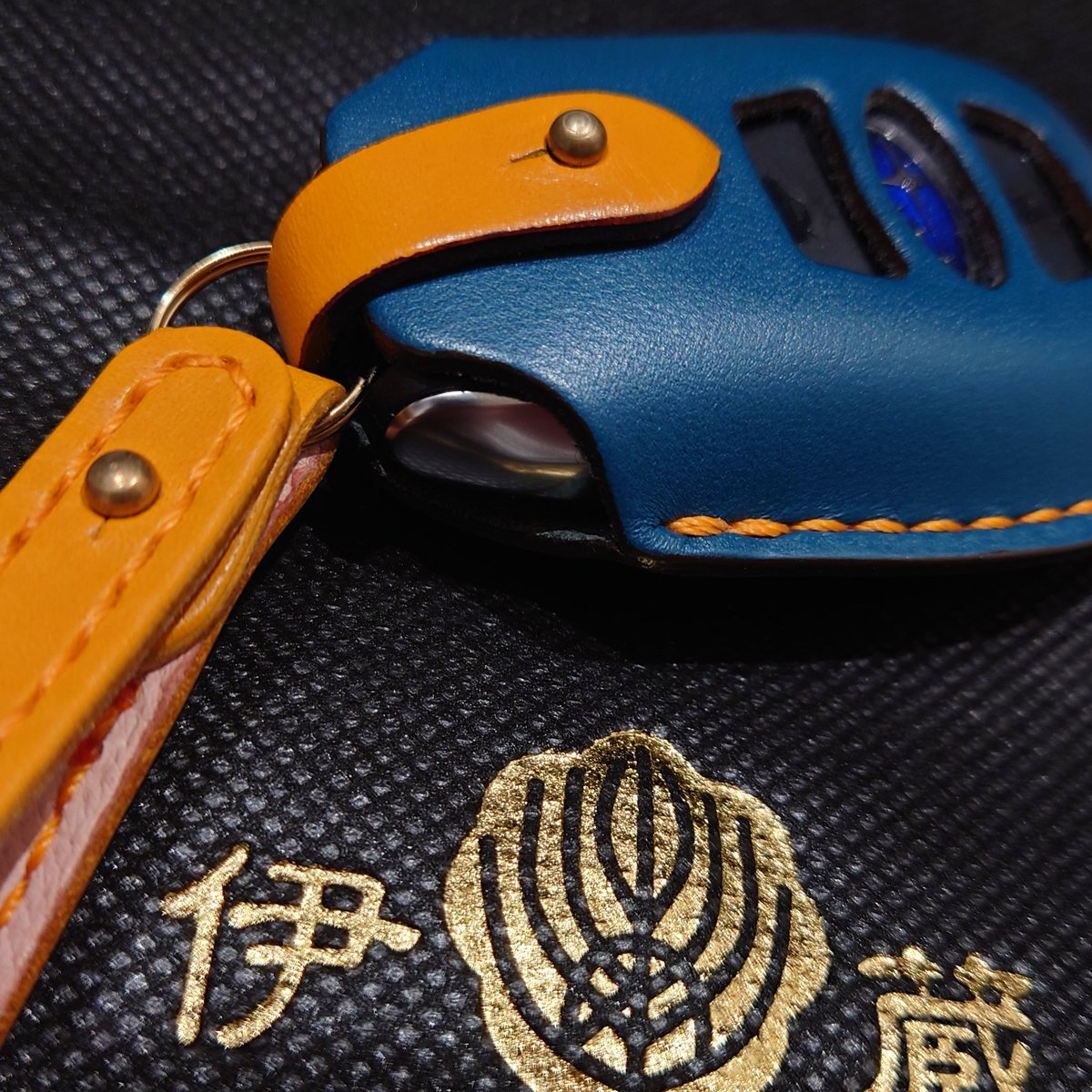 hit22422's tweet photo. スバルキーのサイドのメッキ部に金具を当てたくないのと留具の突起部がキーボタンに干渉しないように「ストラップキーホルダー2」のスナップレバー金具をリングに変更していただきました。これで安心してポケットにも入れられます。
伊の蔵レーザーさんの対応に感謝!
#伊の蔵レザー
#DesignedbyHide https://t.co/khr87GPmsI