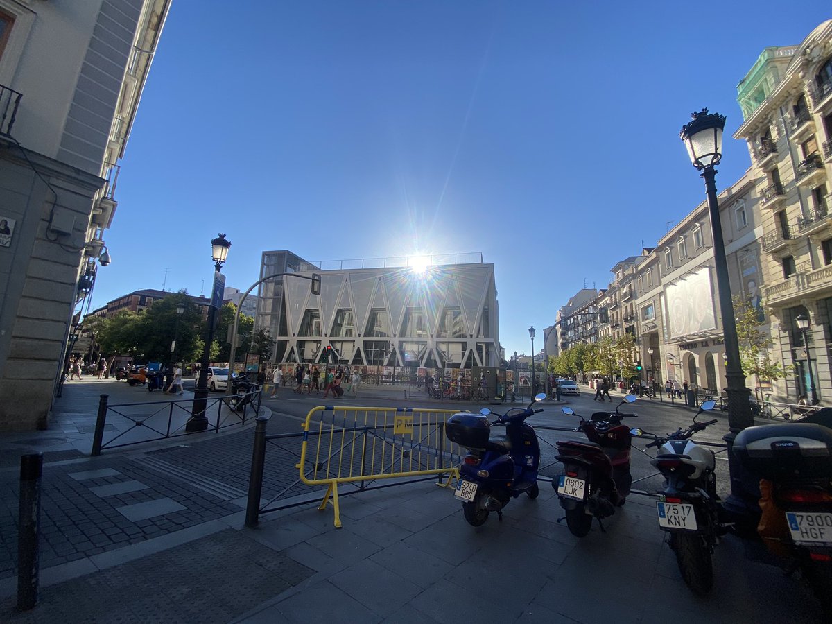 MadridDecadente's tweet photo. ⚡️ 7 de Septiembre 2022⚡️

Varios meses desde que terminaron las obras y seguimos con vallado, sin #polideportivo y sin poder disfrutar de la nueva plazuela gris, fea y sin sombras que lo acompañan 

¿Esperando a la precampaña @AlmeidaPP_ ? 😅

#TodoMal #Madrid https://t.co/b0XP0ANyh9