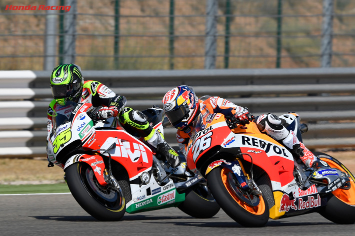 zdravkost's tweet photo. Honda riders Dani Pedrosa (Repsol) and Cal Crutchlow (LCR) shoulder-to-shoulder at Aragon 🏍️💨👊 #MotoGP 2016 #AragonGP (Photo: @HondaRacingGLB) https://t.co/spZyVHjIZk